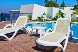 Столик для пляжного шезлонга